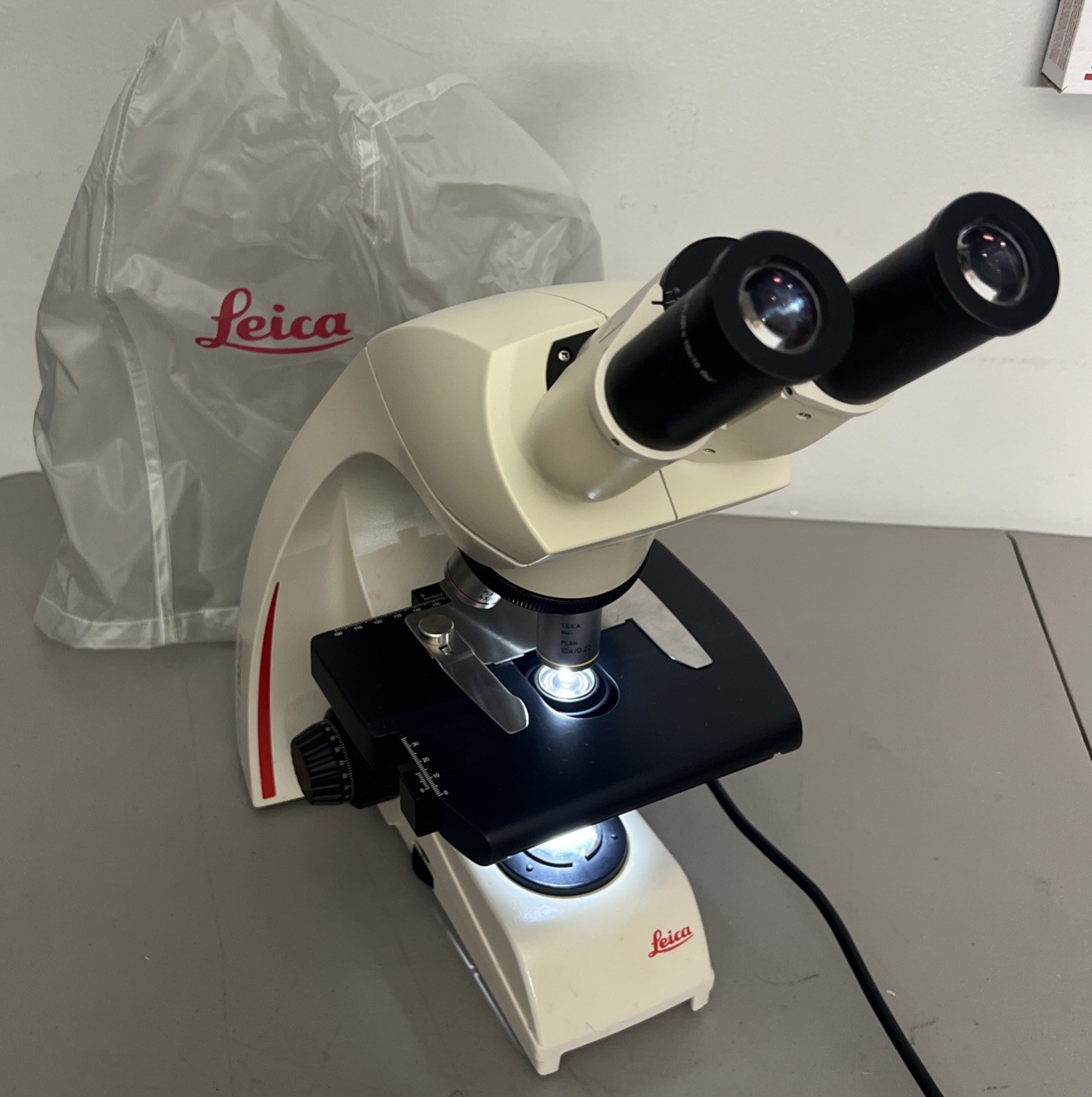 Leica DM500 Binocular Educational Microscope w/ 4x, 10x, 40x, 100x Objectives