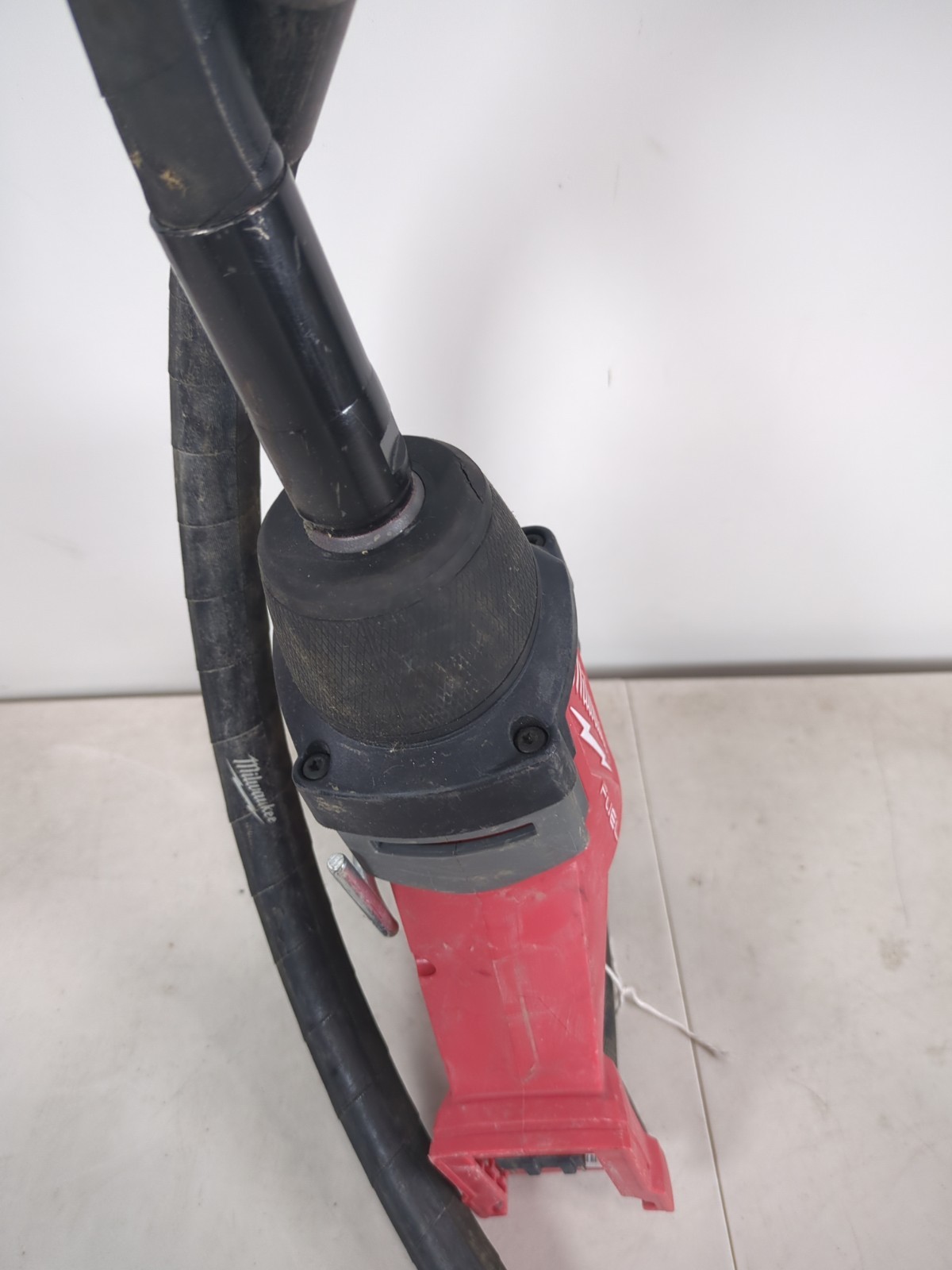 Milwaukee 2911-20 M18 FUEL 8′ Concrete Pencil Vibrator