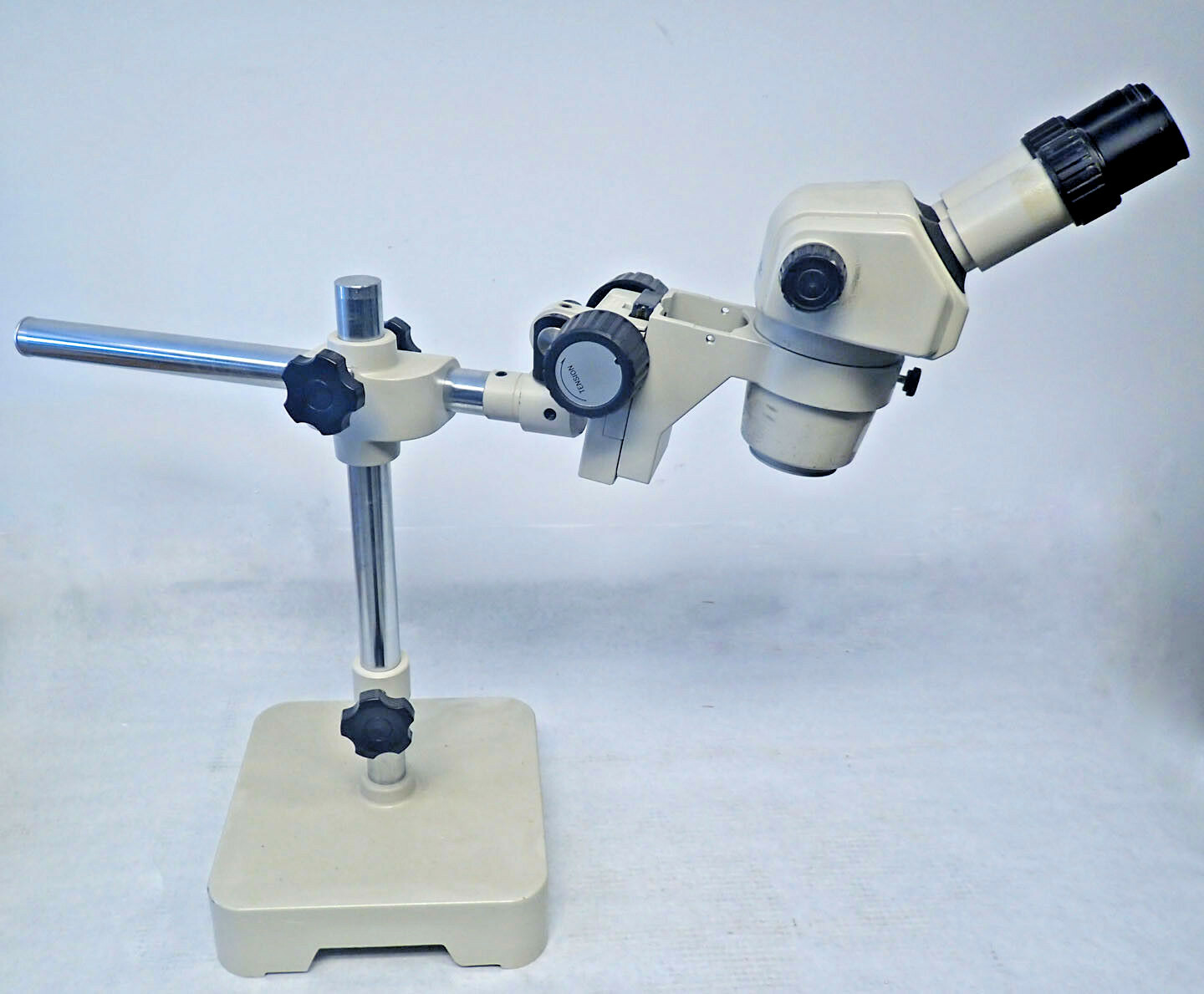 NIKON SMZ-1B STEREOSCOPIC MICROSCOPE WITH STAND, 2 EYEPIECES, AS DESCRIBED