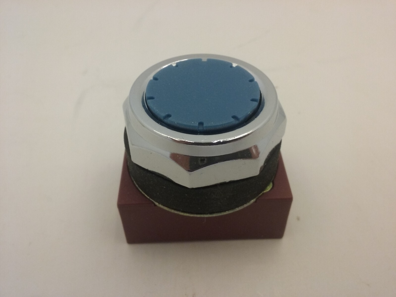 SIEMENS 3SB03-PFE PUSHBUTTON 30MM FLUSH BLUE NIB