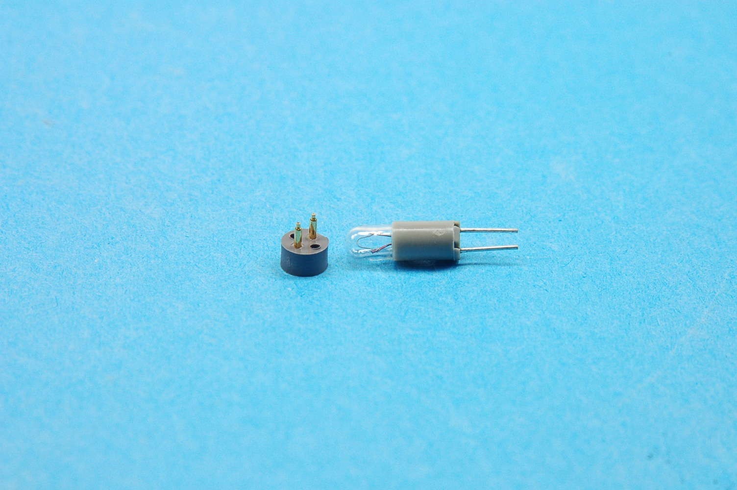 Lot of 10 – 7349 – Subminiature Bi-Pin Lamp, 6.3V, 200mA, 1/8” Pin with Socket