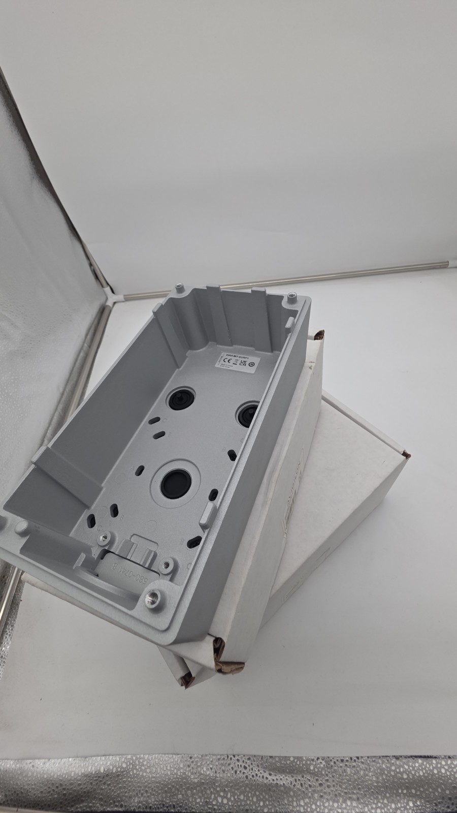 Avigilon H4 Video Intercom 3.0C-H4VI-RO1-IR + H4VI-MT-SURF1 Surface Mount