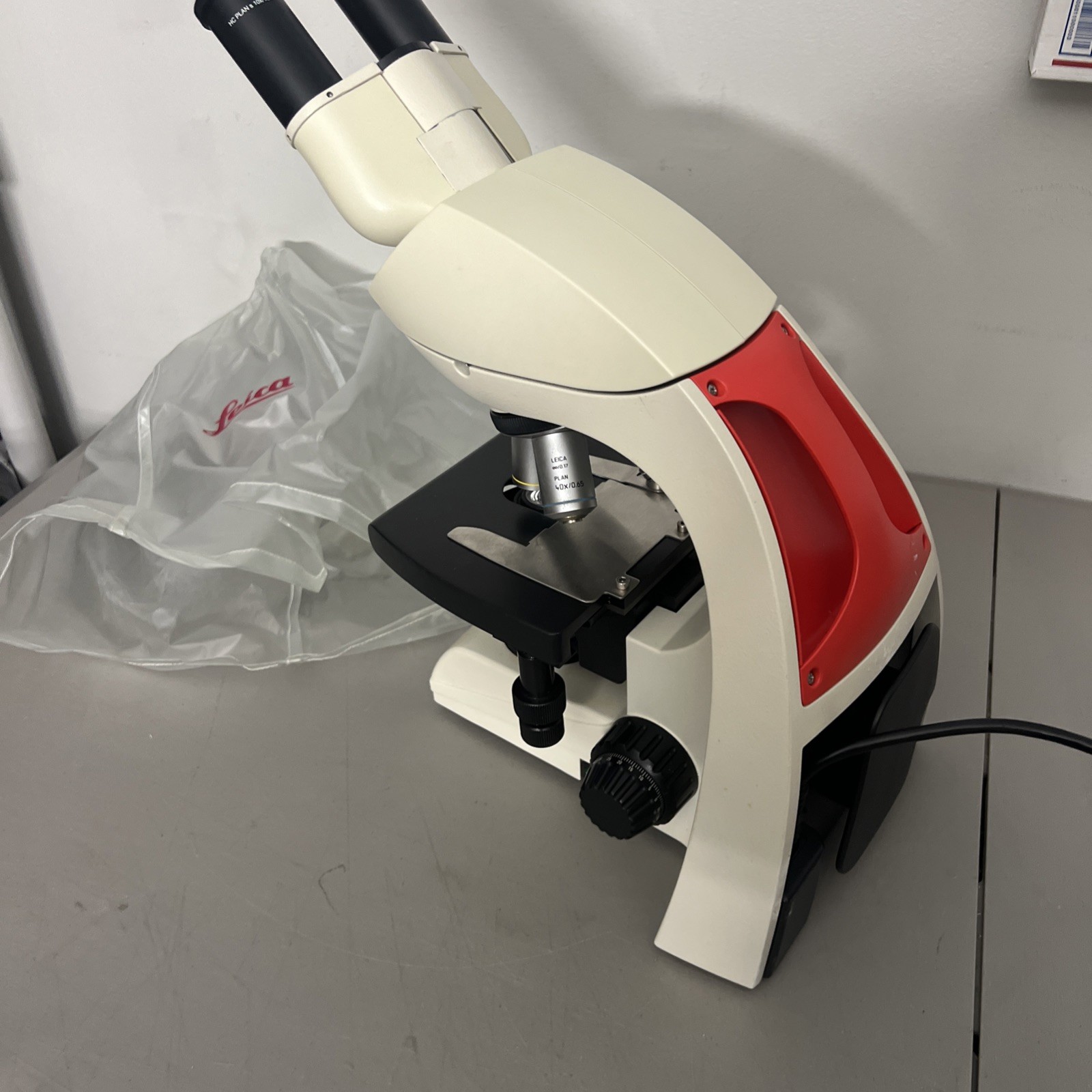 Leica DM500 Binocular Educational Microscope w/ 4x, 10x, 40x, 100x Objectives