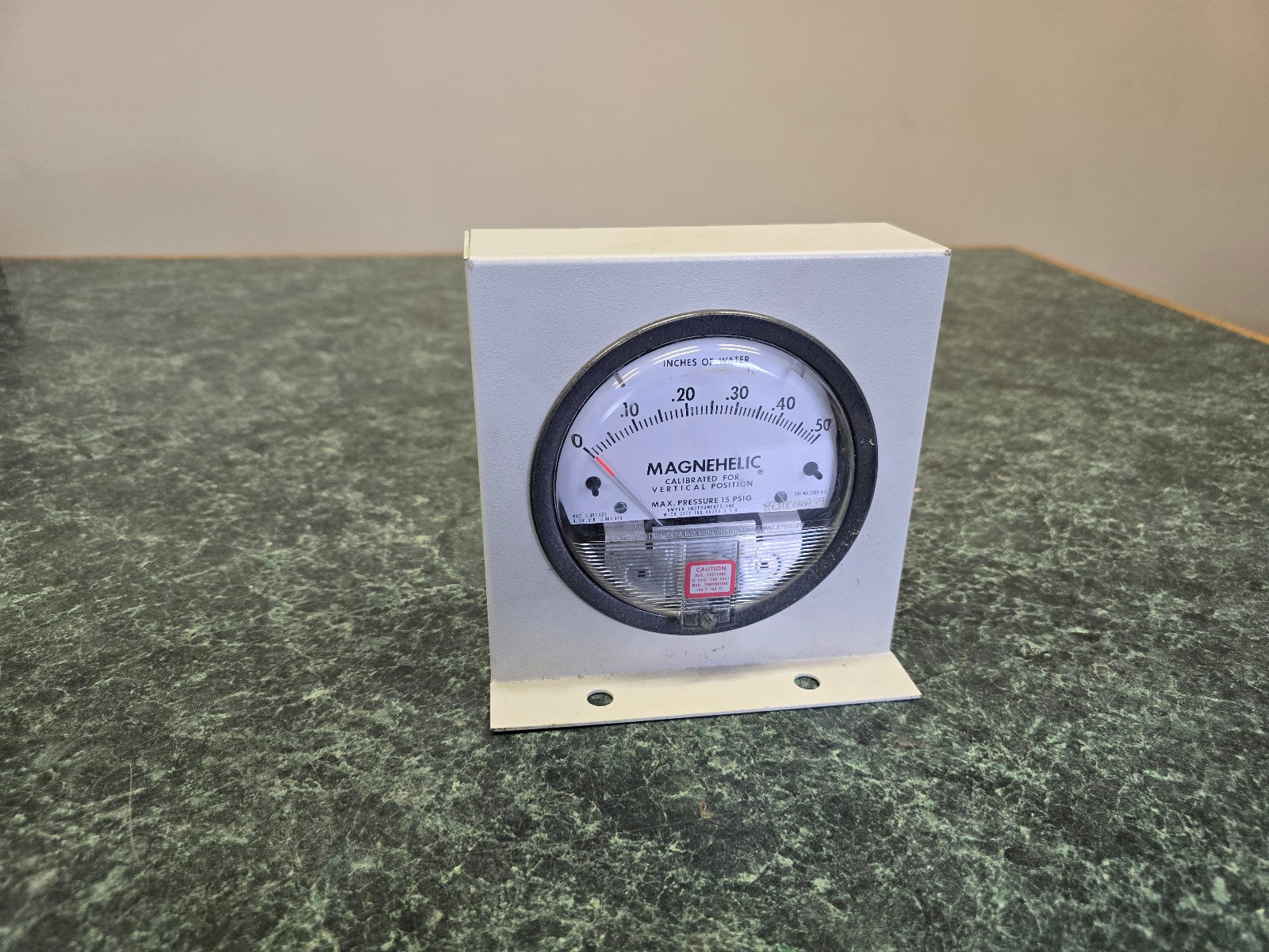 DWYER INSTRUMENTS 2000-0 C MAGNEHELIC GAUGE15PSIG MAX PRESSURE 140°F MAX. TEMP.
