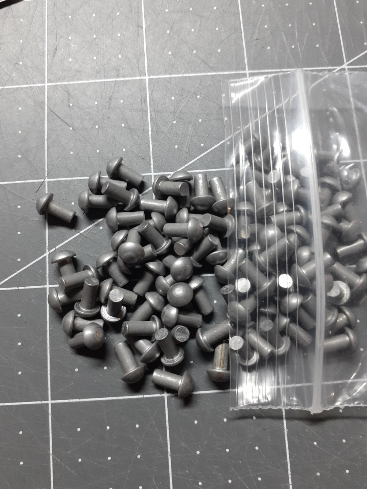 100 1/8″ x 1/4″ Solid Steel Round Head Rivets Steampunk Blacksmith armor