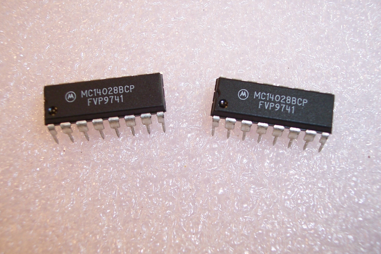 QTY (25) MC14028BCP MOTOROLA 16 PIN DIP BCD TO DECIMAL DECODER NOS 1 TUBE