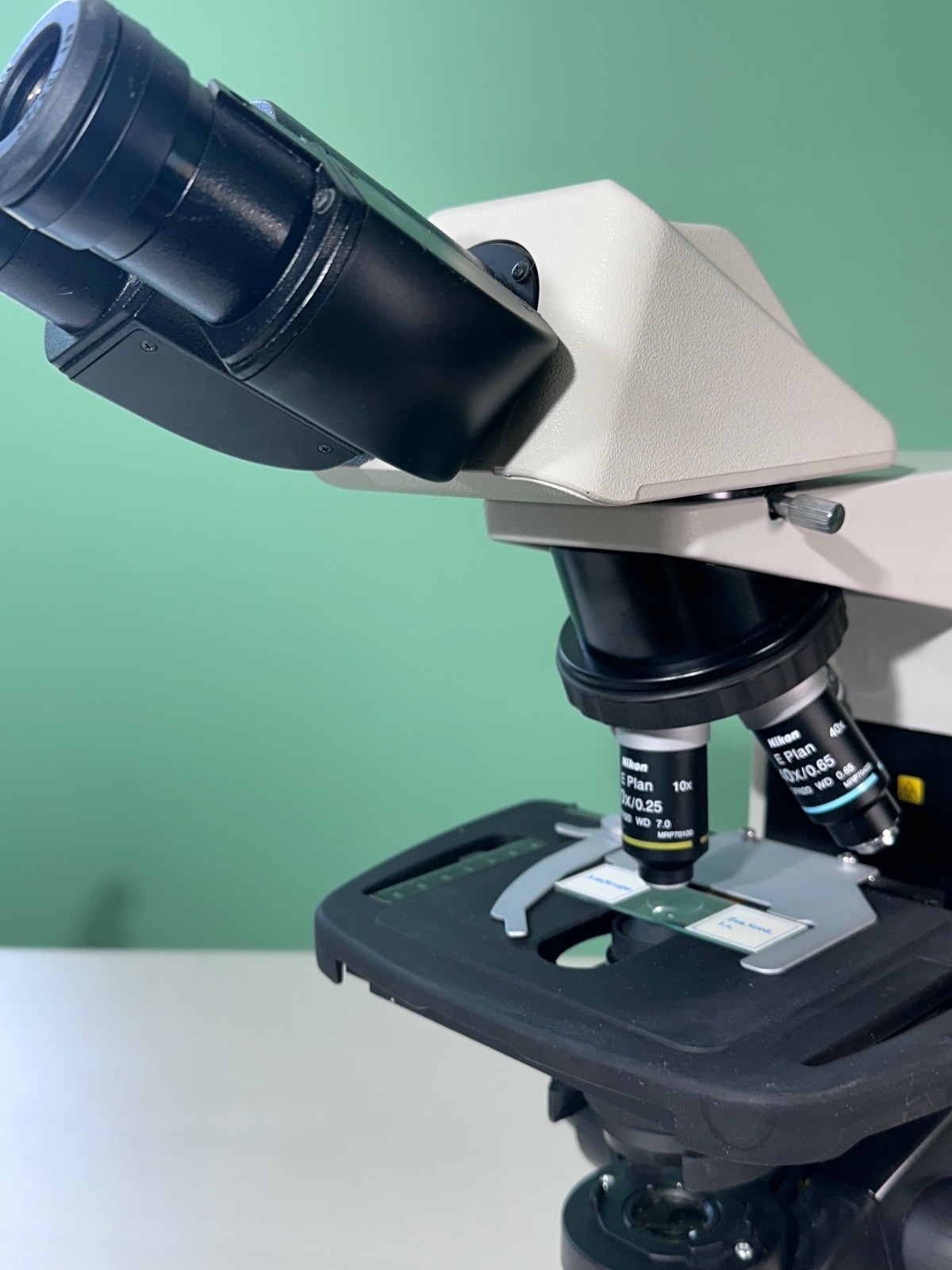 Nikon Eclipse E200 Binocular Microscope 4x 10x 40x 100x Oil LED Excellent
