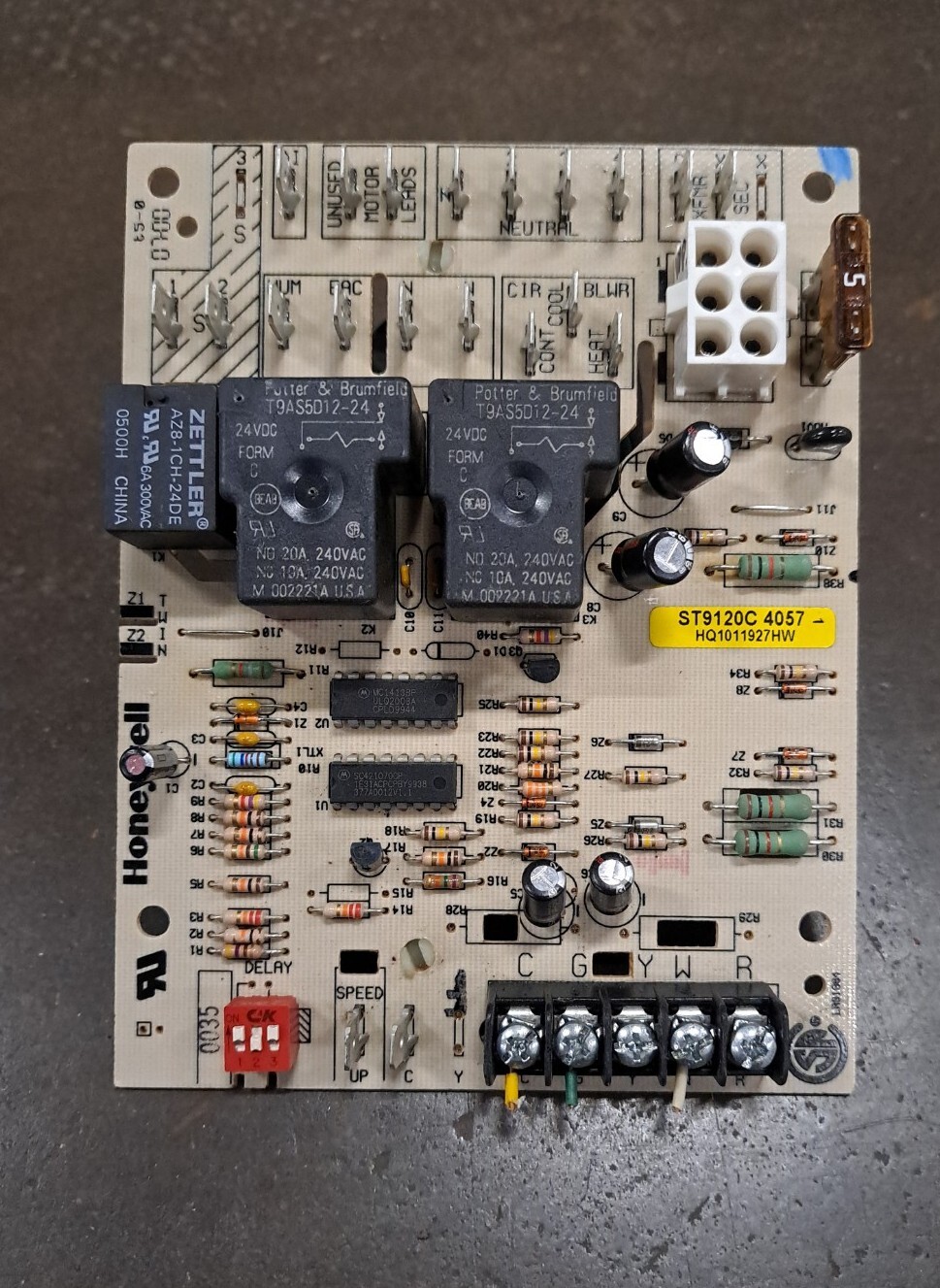 Honeywell ST9120C 4057 Furnace Control Board HQ1011927HW used ST9120C4057