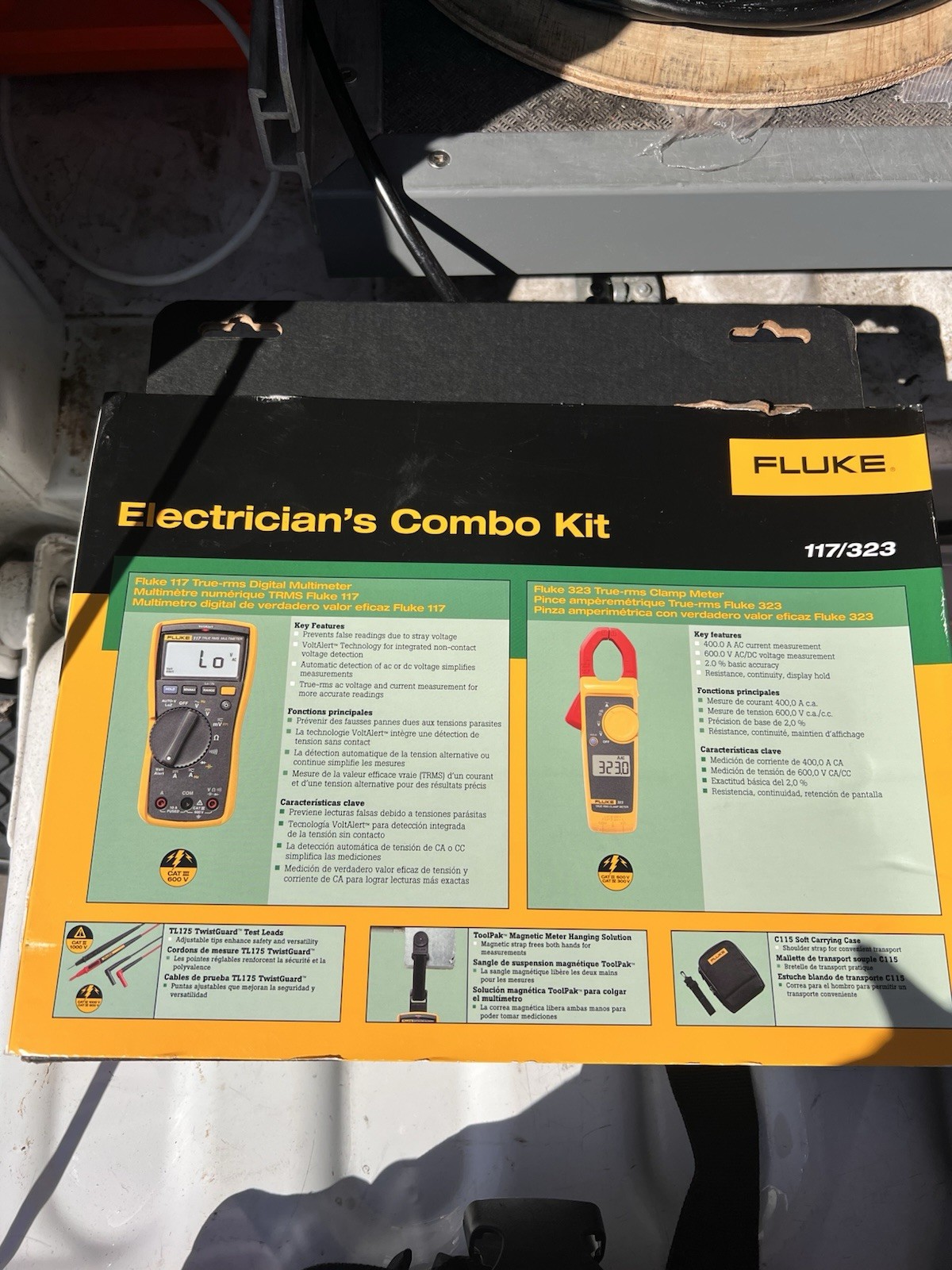 Fluke 117/323 Electrician’s Combo Kit Digital Multimeter Clamp Meter Case Strap