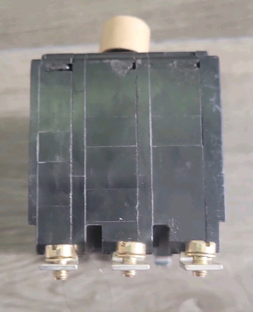 QOB3100 SQUARE D Circuit Breaker (QOB) Standard, 100A, 3-Phase 240 Vac, Bolt-On