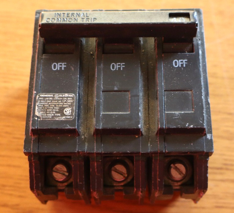 1 GE 40 Amps 120/240V 3 Pole Circuit Breakers LP-3897