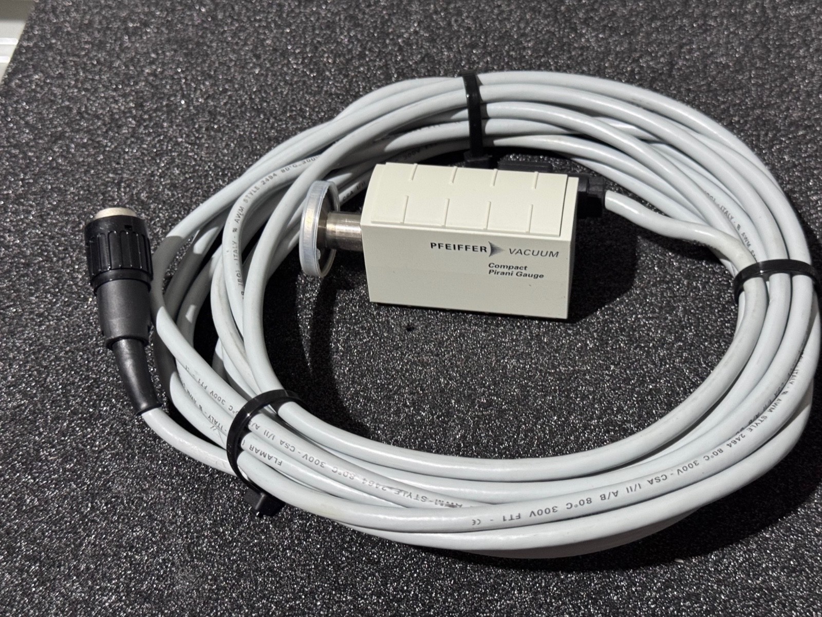PFEIFFER TPG262 PTG28280 DUAL GAUGE with TPR265 Compact Pirani Gauge and cable