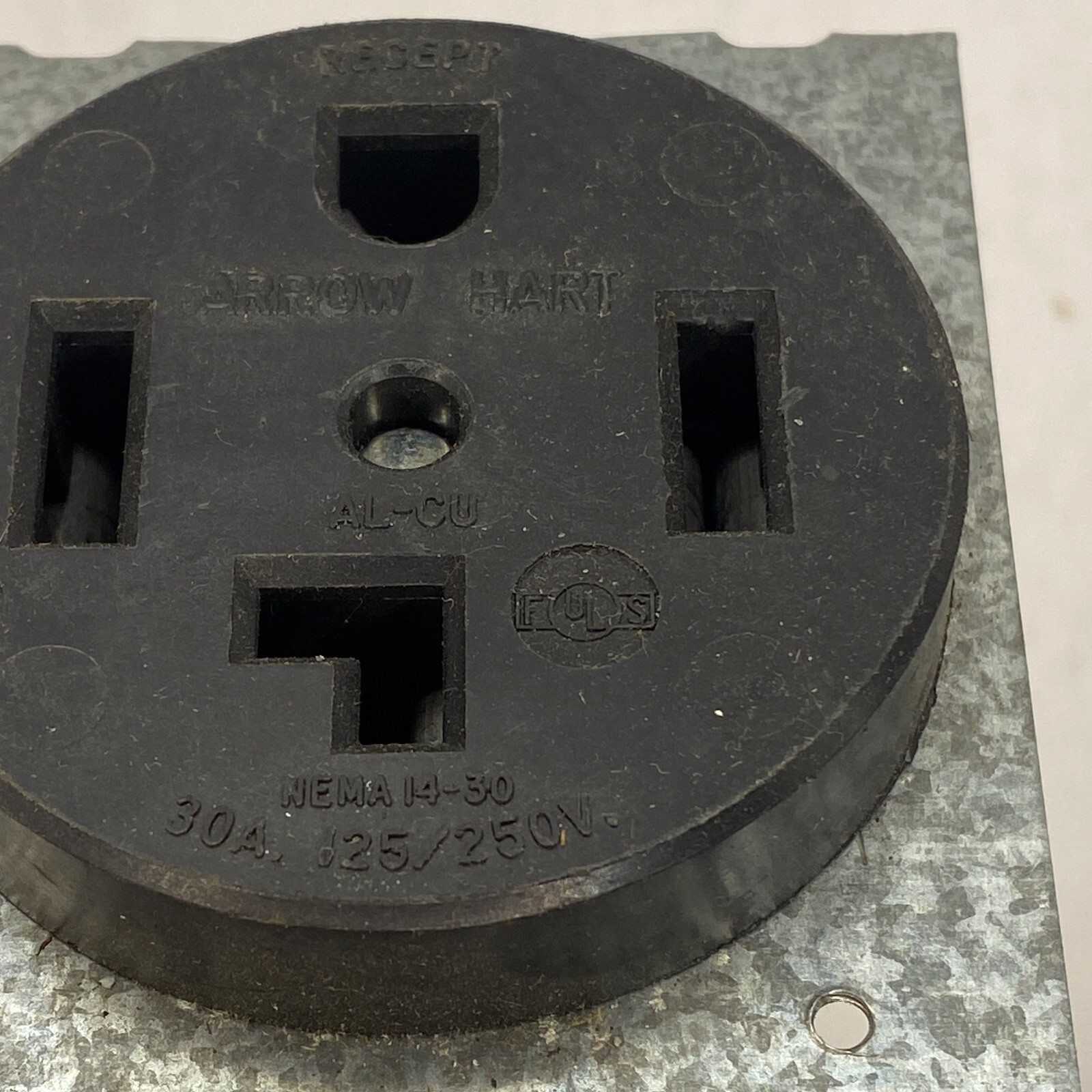 COOPER 30A-125/250V 3-P,4-WIRE GROUNGING AL/CU,UP TO 75 C NEMA 14-30R🔔