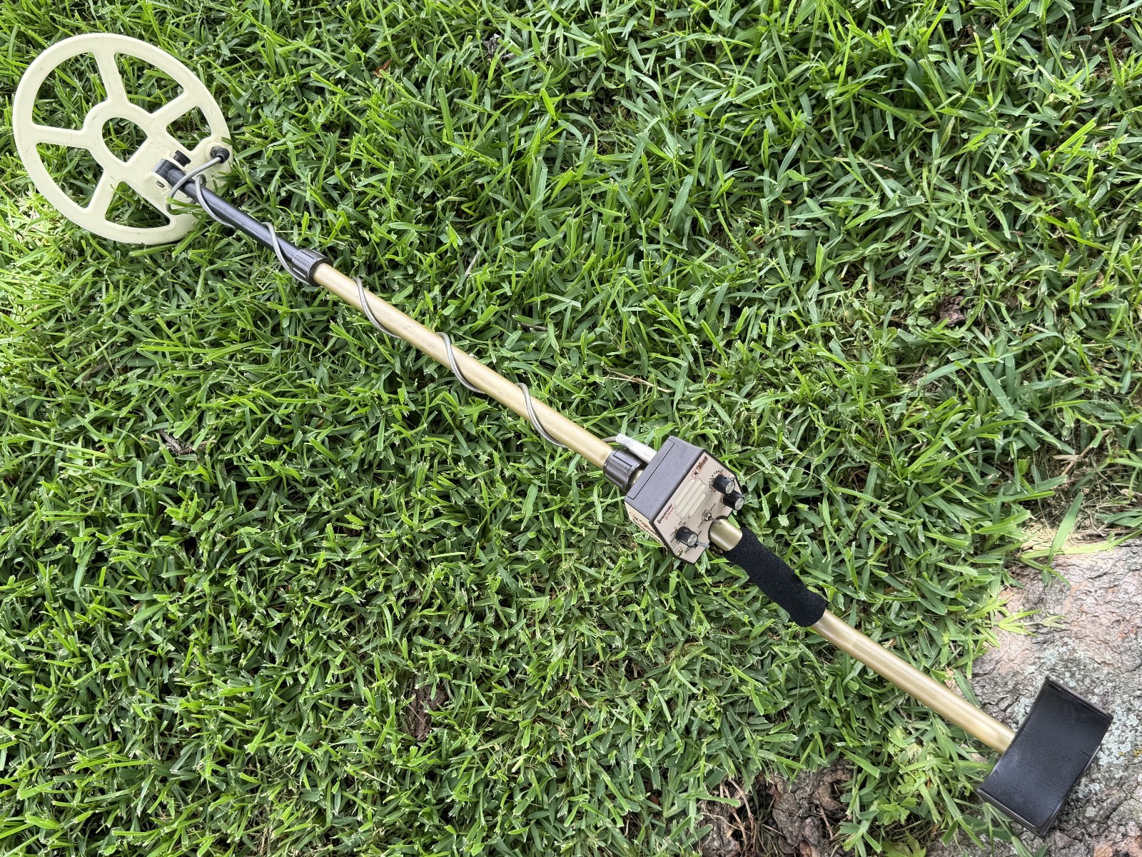Tesoro CONQUISTADOR uMAX Metal Detector w/ 9X8″ Coil, Battery, Manual – Nice!