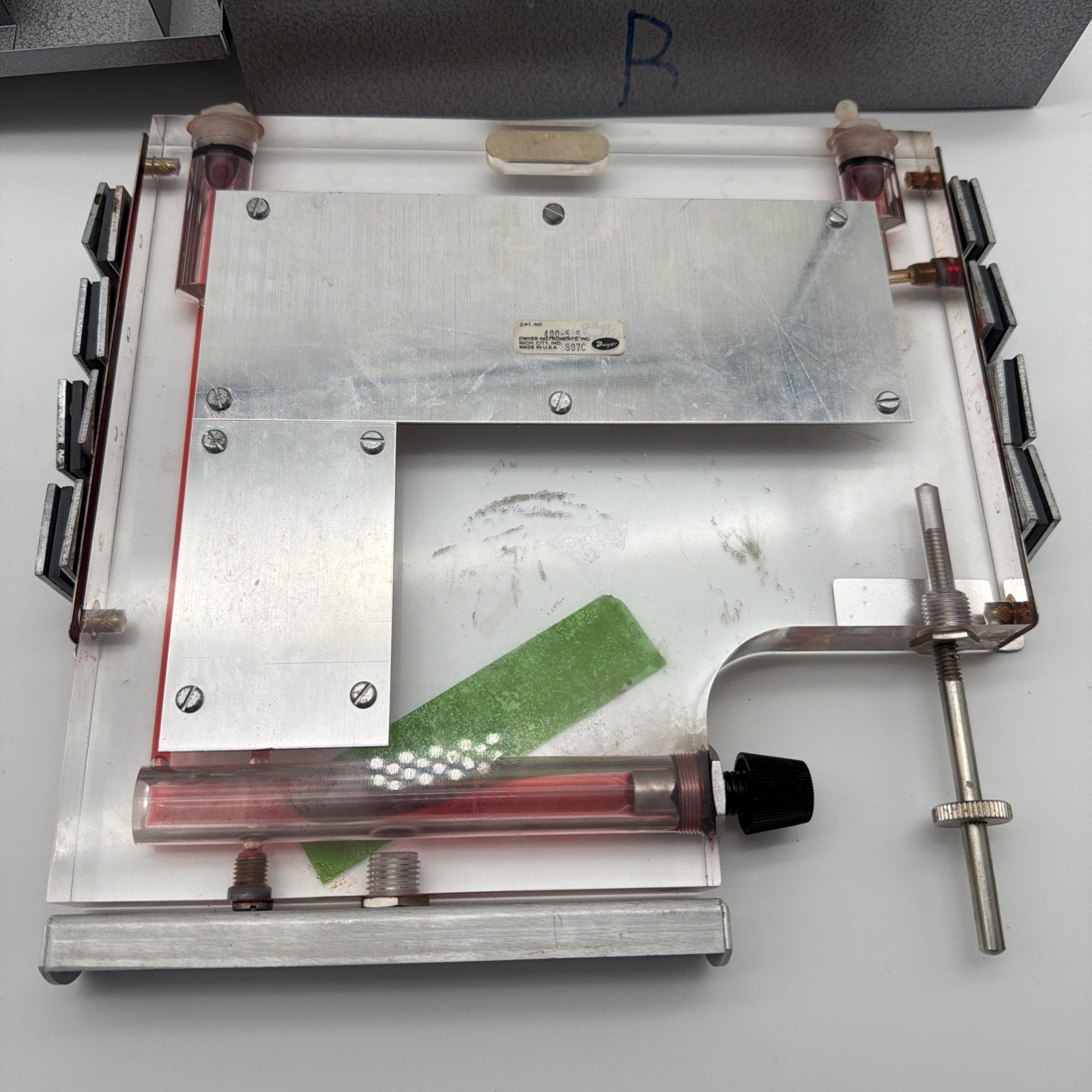 Dwyer Model 400 Air Velocity Meter Manometer w/ Metal Carrying Case