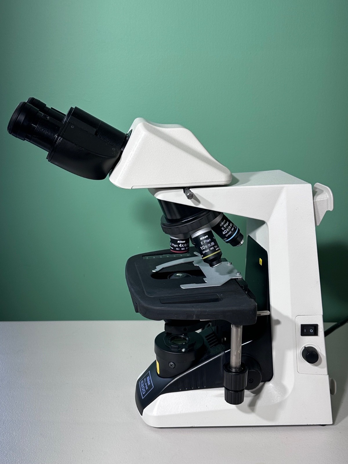 Nikon Eclipse E200 Binocular Microscope 4x 10x 40x 100x Oil LED Excellent