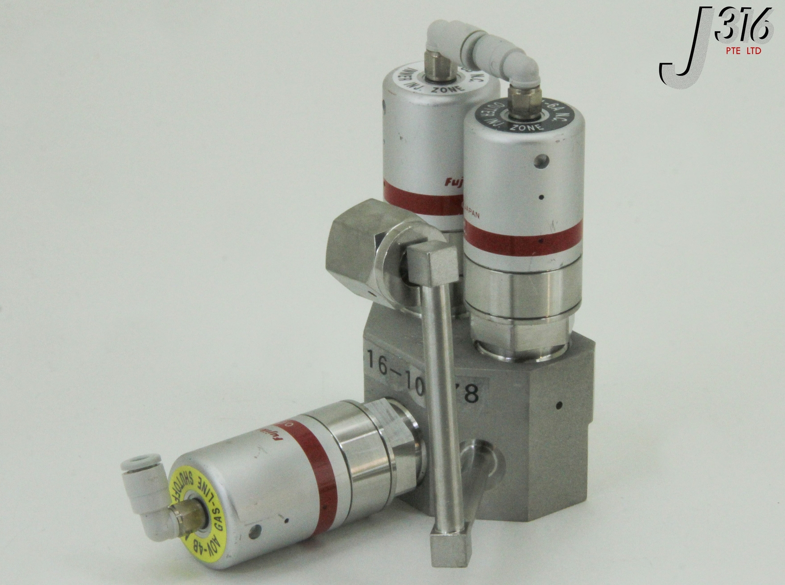 10678 LAM RESEARCH FUJIKIN PNEUMATIC VALVE ASSEMBLY MANIFOLD 796-029684-321