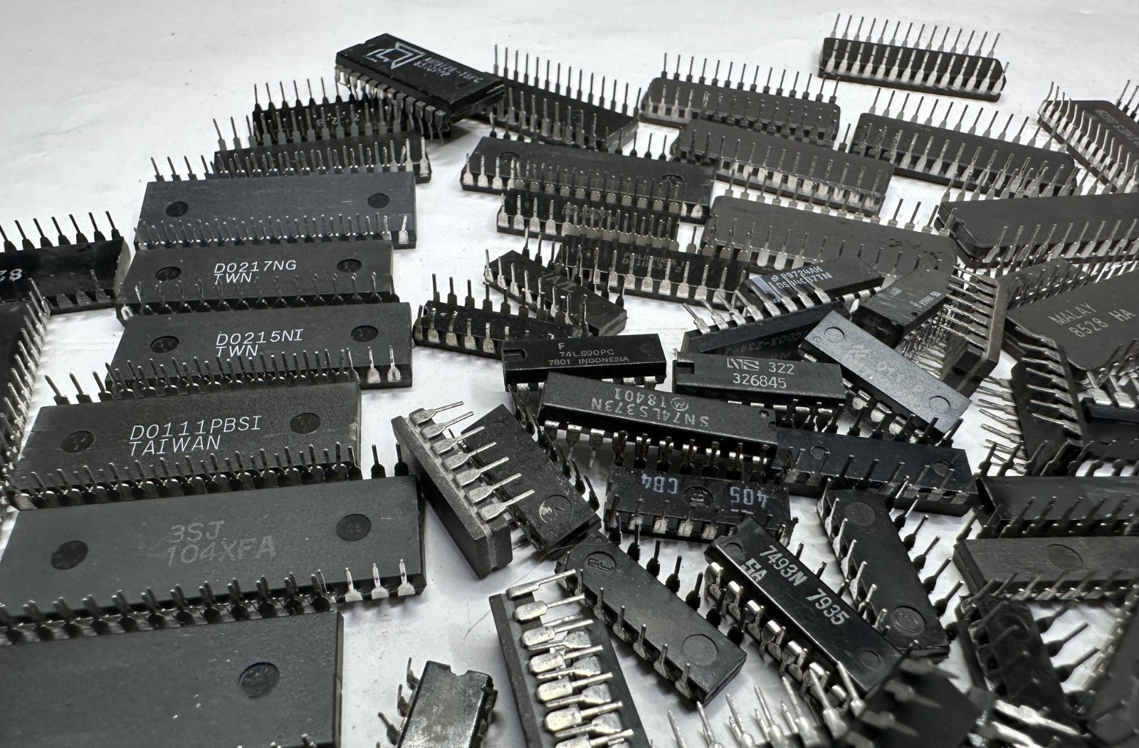 VINTAGE BIOS, FIRMWARE, EPROM ETC. IC Lot Of 190Pcs, AS-IS UNTESTED, Gold Scrap