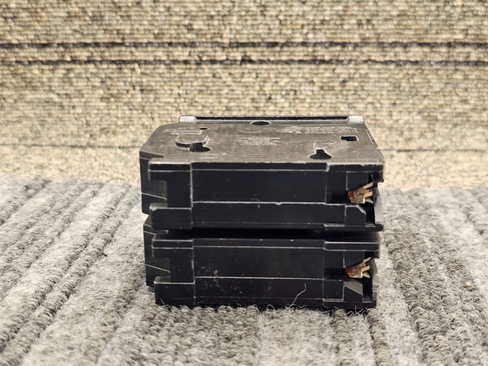 Square D Homeline 15 Amp 2-Pole Circuit Breaker 120/240-Volt AC, #14-#8 AWG 10kA