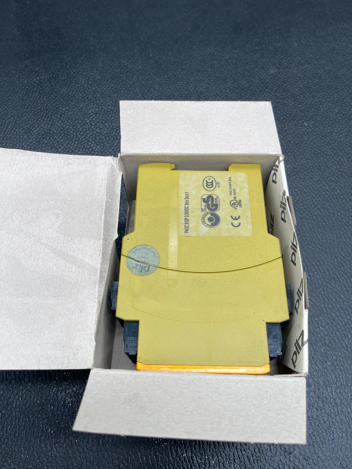 PILZ 777502 PNOZ XV2P Safety Relay Module NEW