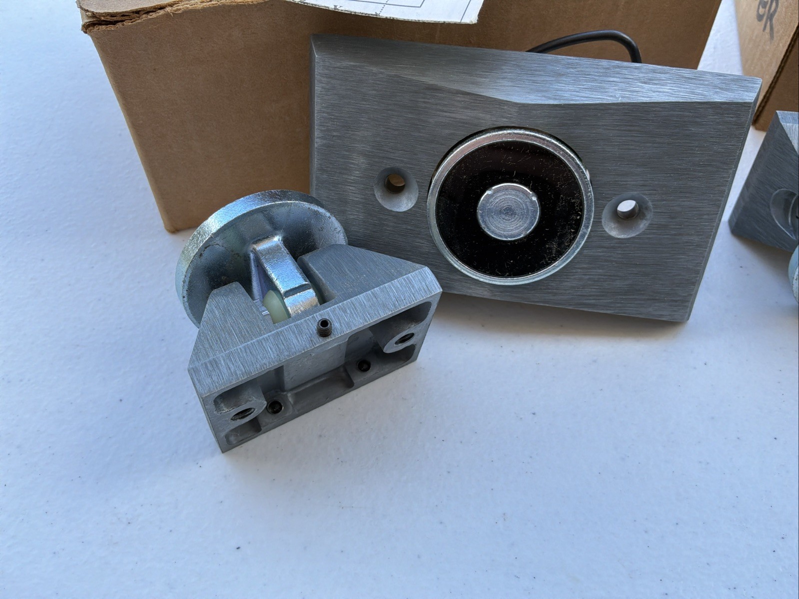 One Pair (2) Sentronic Electro Magnet Door Holder 2088-9587