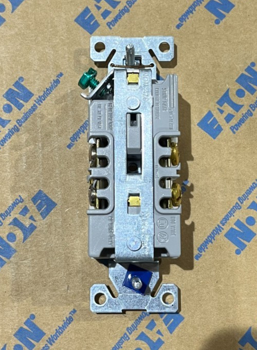 Lot of 10 Eaton 5362CHW HALF-CONTROLLED DUPLEX RECEPTACLE 20A 125V WHITE