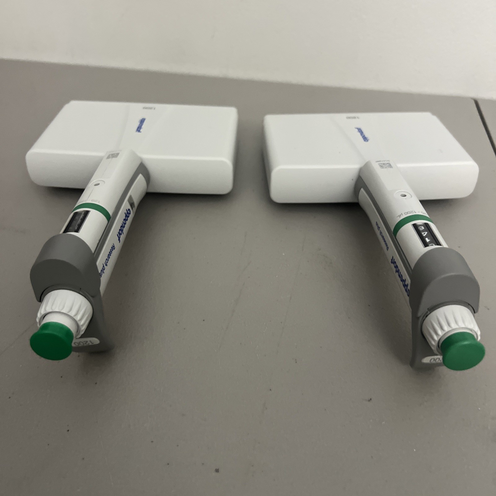 Eppendorf Research Plus 12 Channel PIpette 120-1200uL Pipetman Pipettor