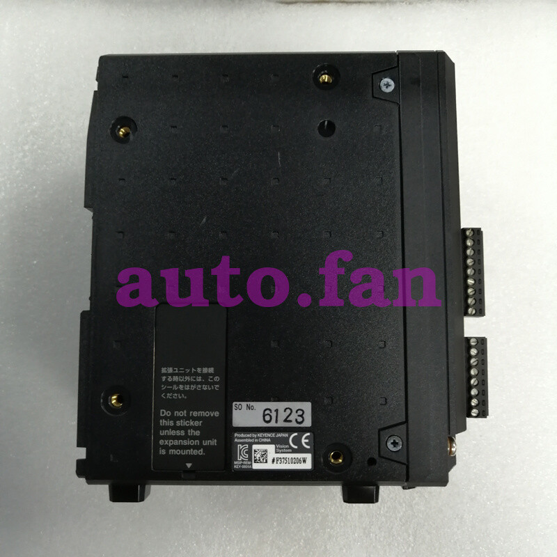 XG-7500 vision system controller. A large number of stocks, beautiful appearance