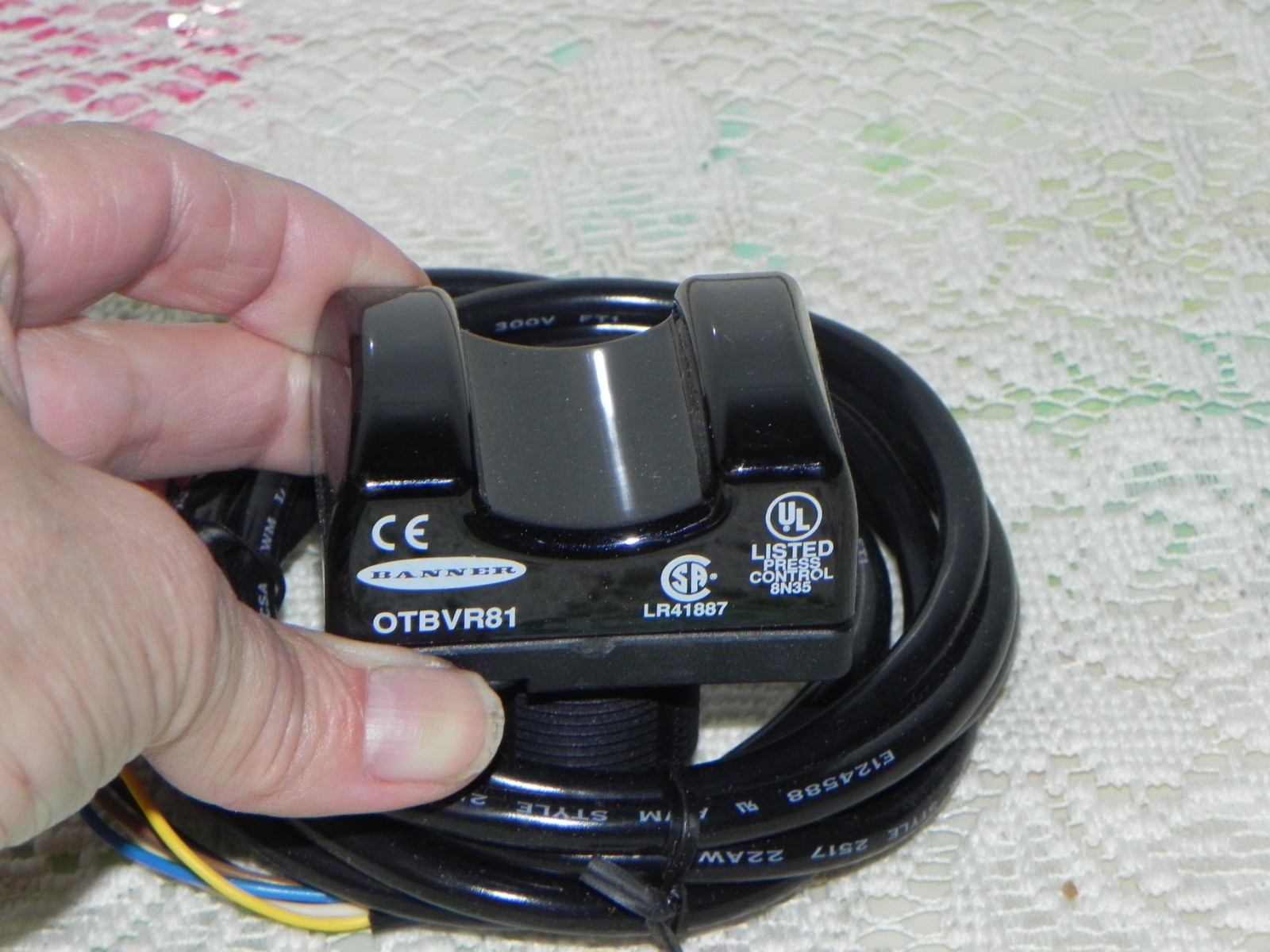Banner QTBVR81 Photoelectric Switch Activates with Finger in Yoke20–30V AC or DC