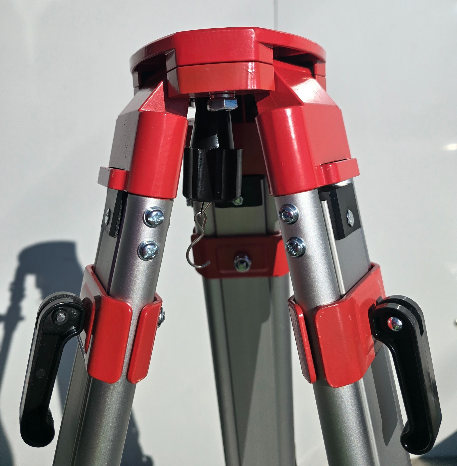 AdirPro 74002 Aluminum 5/8 in 11-threaded Flat Head Heavy Duty Contractor Tripod
