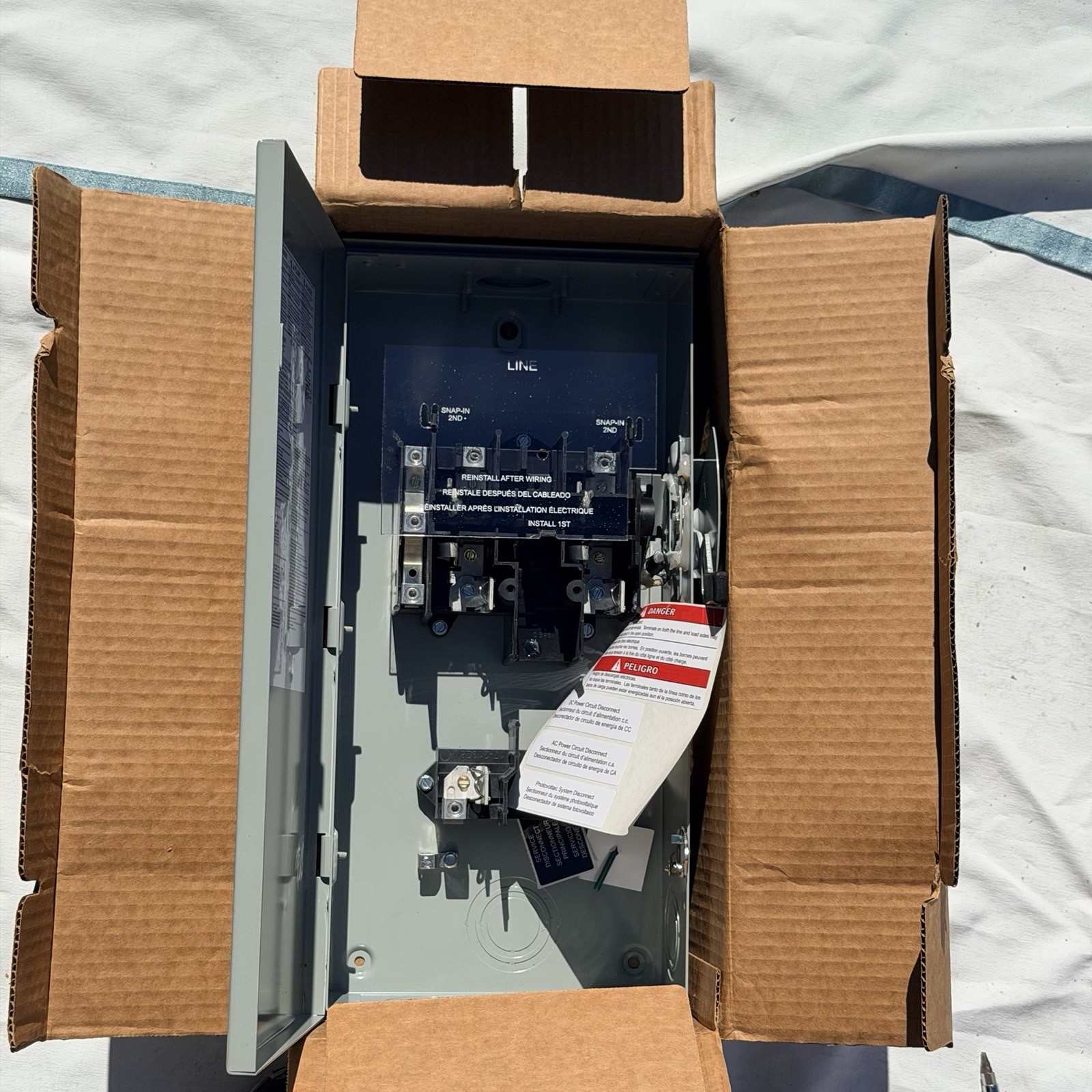 Eaton 100A DISCONNECT SWITCH OUTDOOR 3PHASE 240V FUSE TYPE NEMA 3R EATON