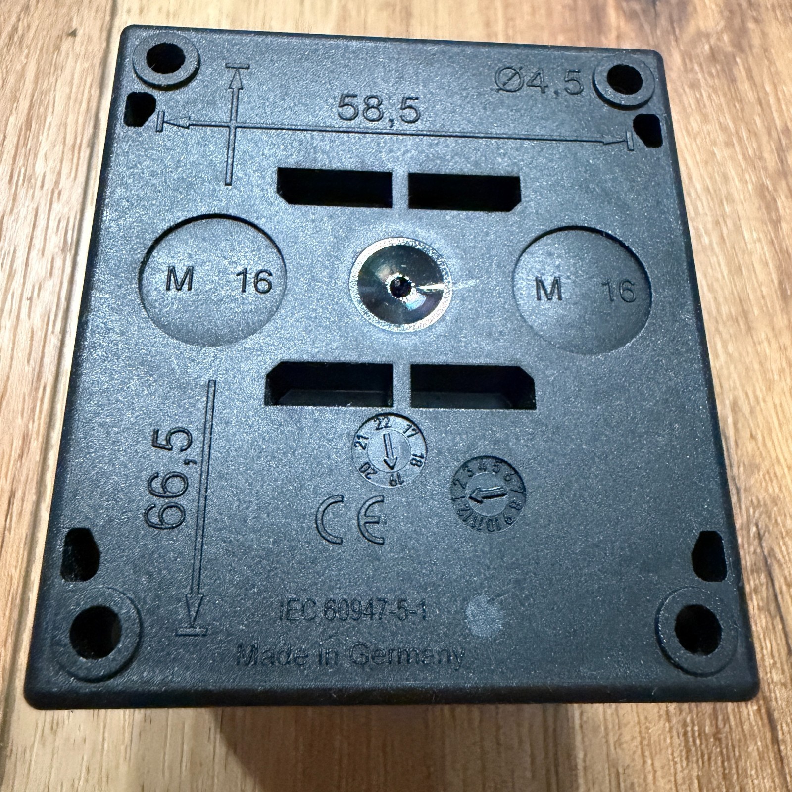 Eaton M22-I1 Pushbutton Enclosure 2.83 Surface Mount 1 Hole Element