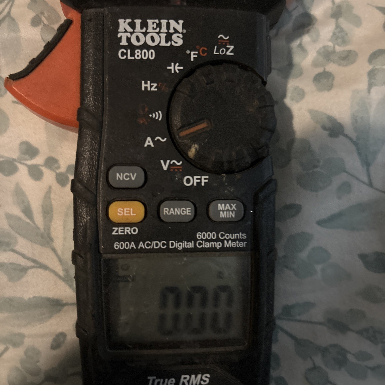 Klein Tools CL800 600A AC/DC Auto-Ranging Digital Clamp Meter.