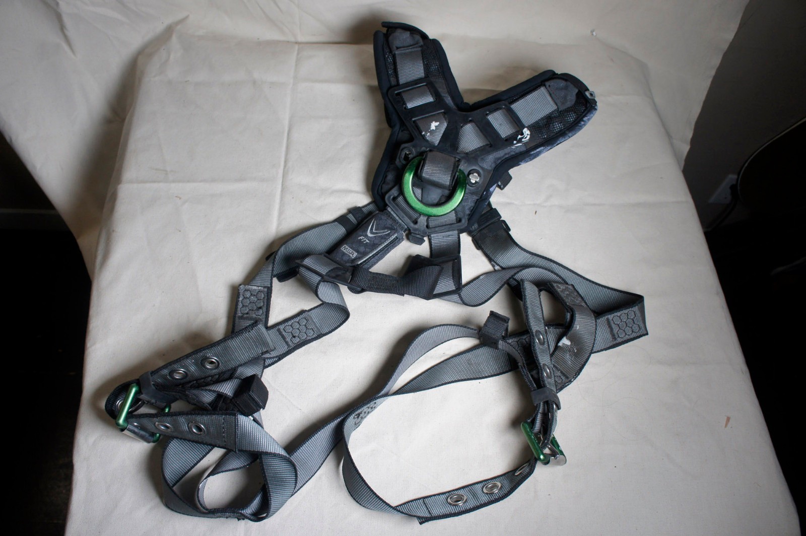 Msa Safety 10194889 V-Fit Full Body Harness Standard Quick-Connect Chest
