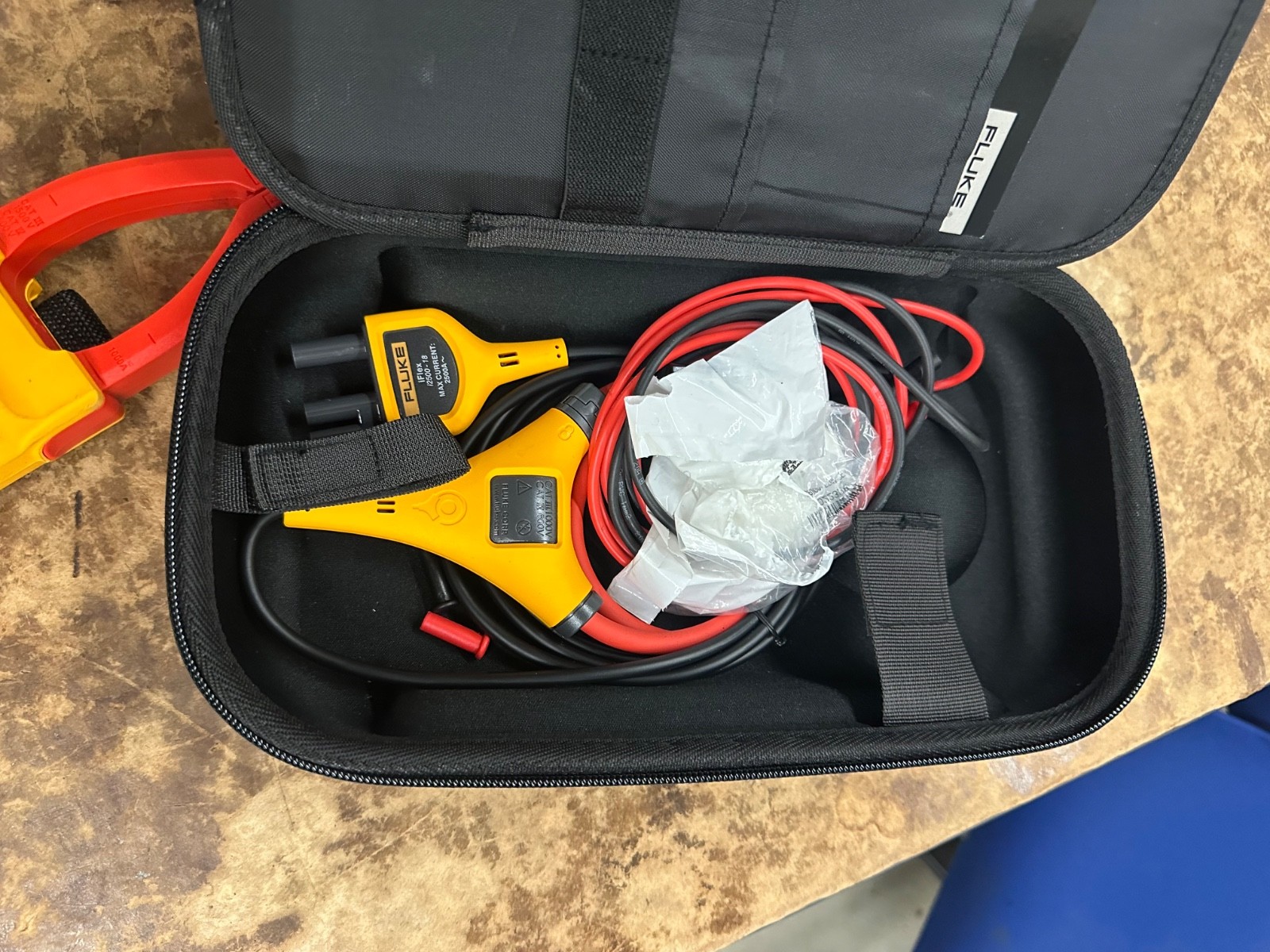 393 FC CAT III 1500V TRMS Clamp Meter with case & Leads