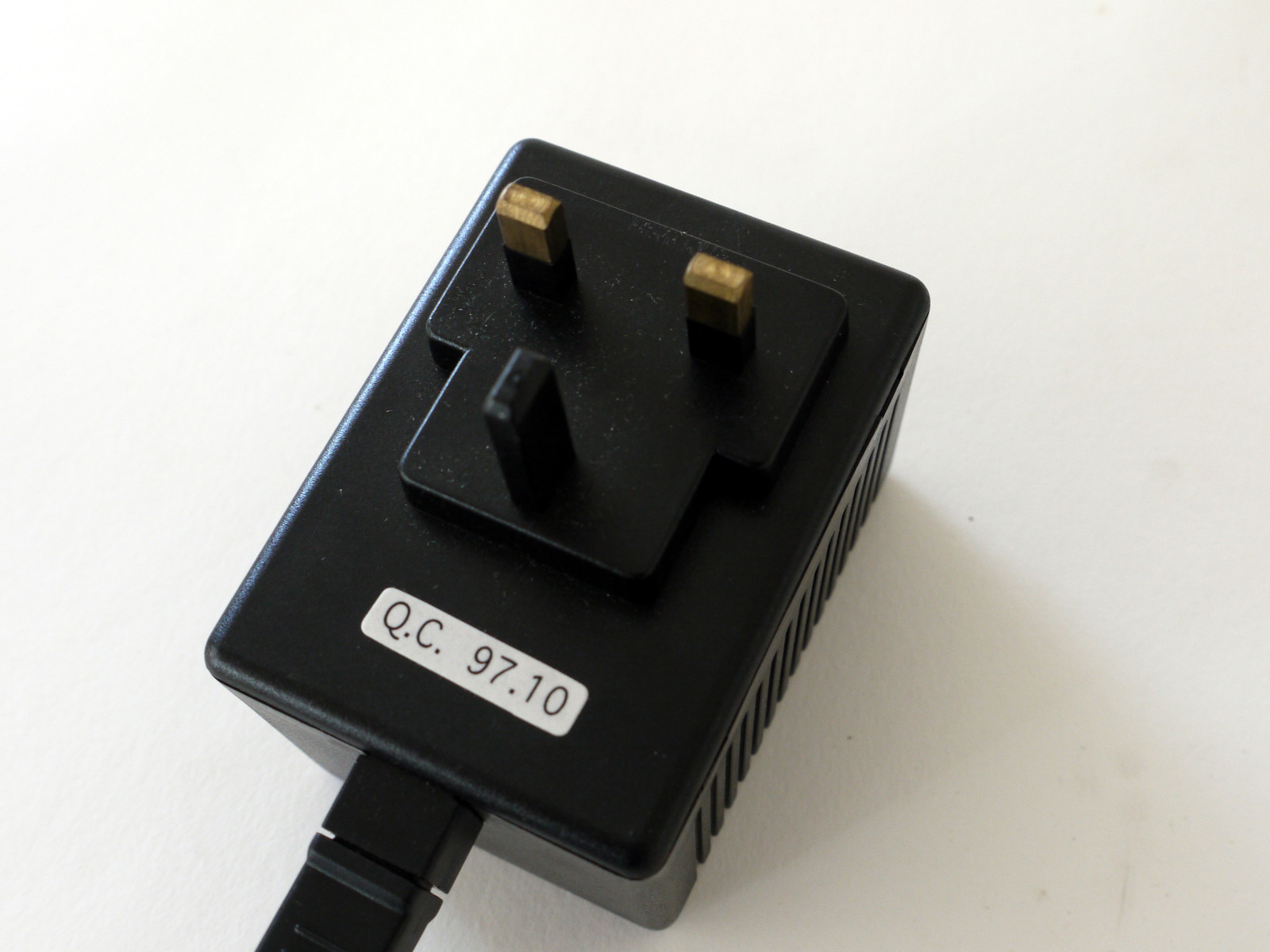 HONG KONG STYLE 12 VOLT ELECTRONIC TRANSFORMER PLUG SET 240V AC INPUT 12V OUTPUT
