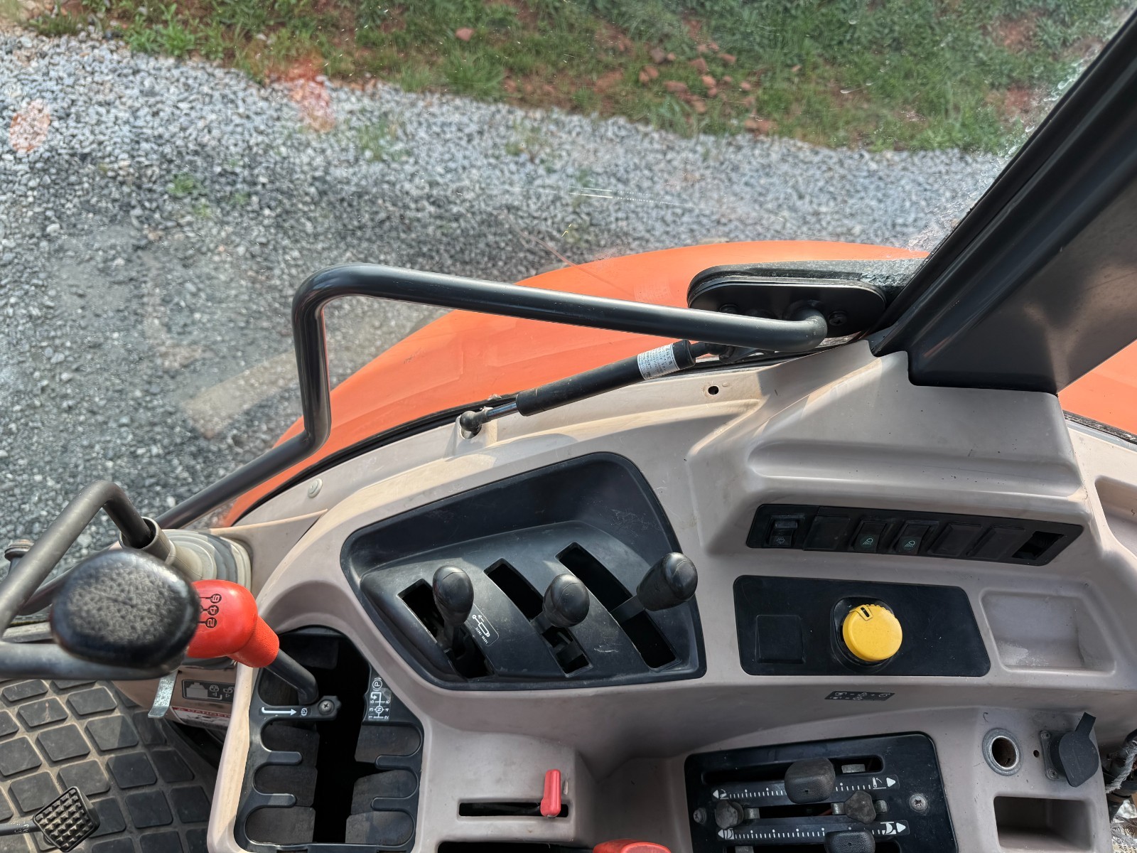 2016 KUBOTA M8560D TRACTOR WITH LOADER – A/C CAB – 4X4 – ONLY 2,763HOURS!! 85 HP