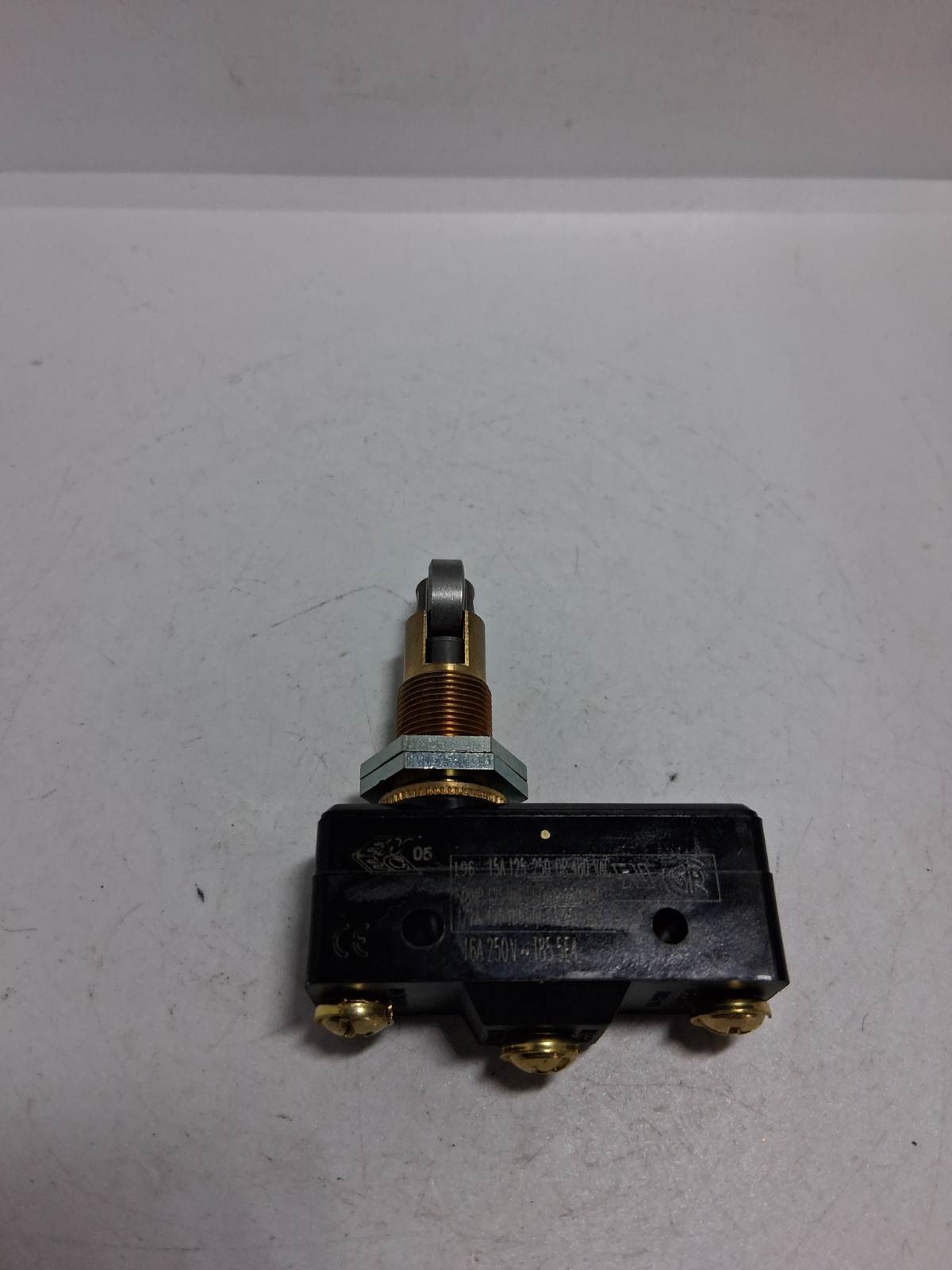 MICRO SWITCH BZ-2RQ181-A2 LIMIT SWITCH ROLLER PLUNGER 15A 125,250 OR 480VAC NNB