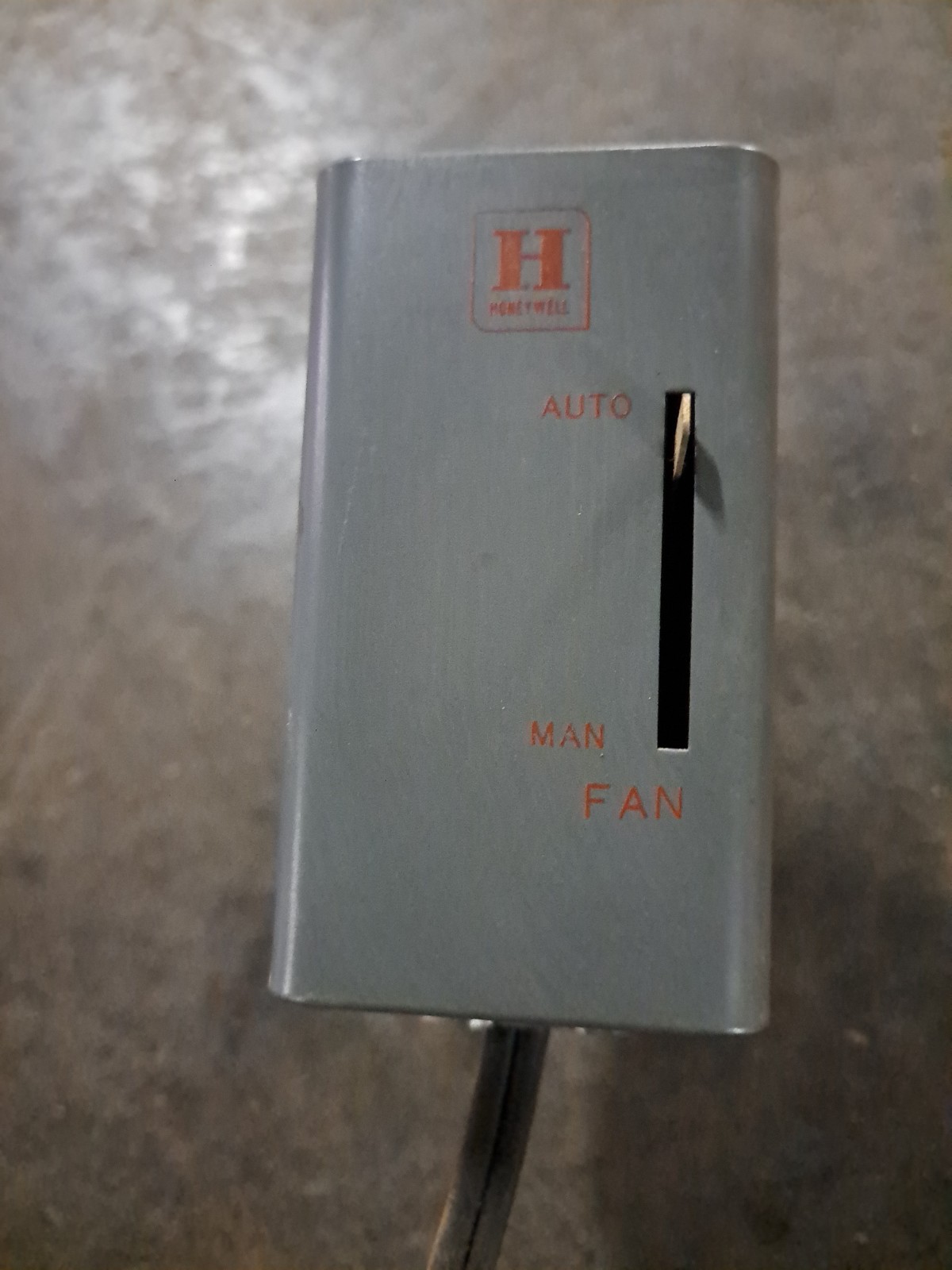 L4068E1005 Honeywell Fan Control, 80° To 120° Adjustable Range Auto or Manual