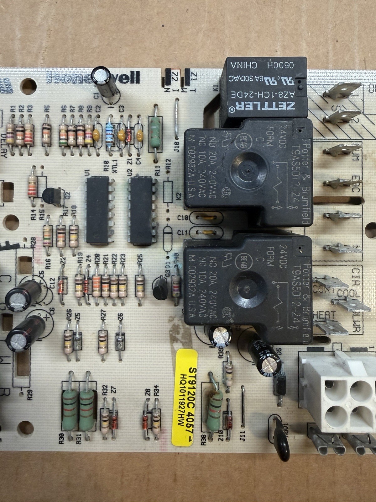 Honeywell ST9120C 4057 Furnace Control Circuit Board HQ1011927HW
