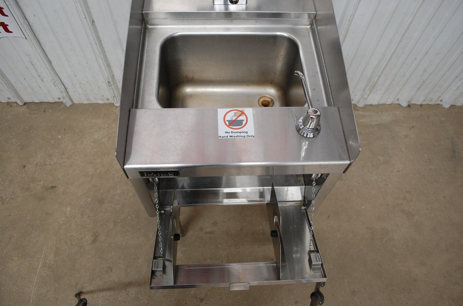 Perlick TSD18HST 18″ Stainless Steel Underbar Hand Sink w/ Paper Towel Dispenser
