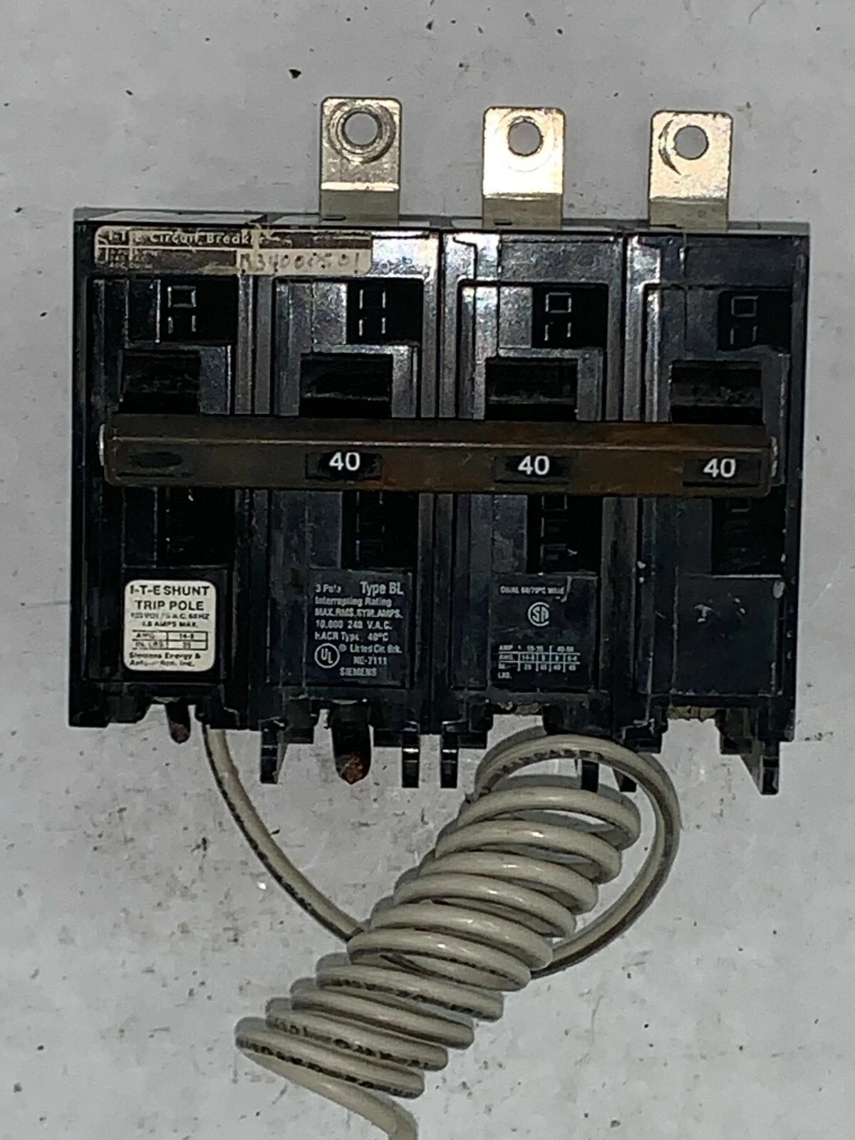USED SIEMENS 40 amp 3 pole shunt trip B34000S01