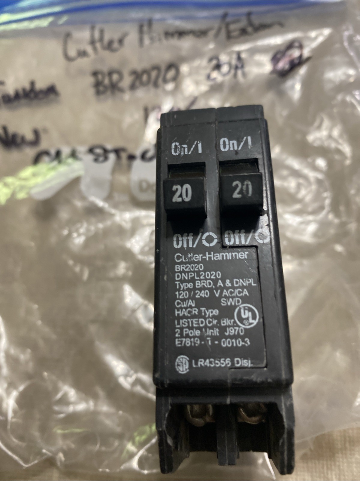 (1) NEW Eaton BR2020 20Amp Tandem Circuit Breaker Cutler Hammer