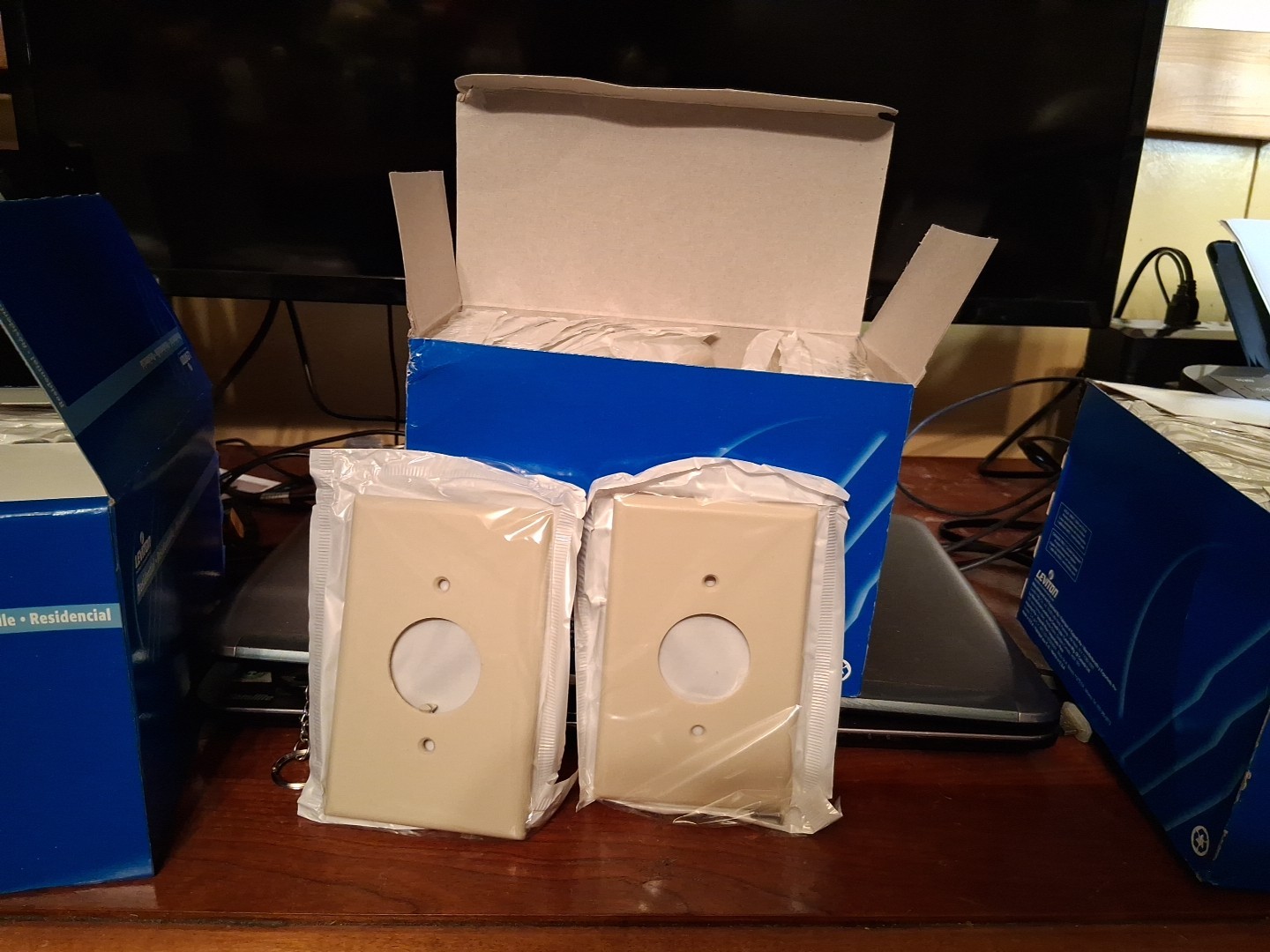 4 Boxes Of 25 Leviton 078477570005