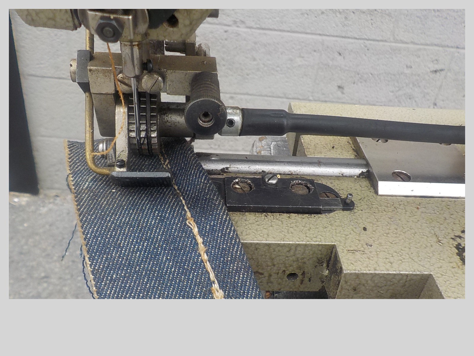 Industrial Sewing Machine Singer 591,one needle with puller ,hemming