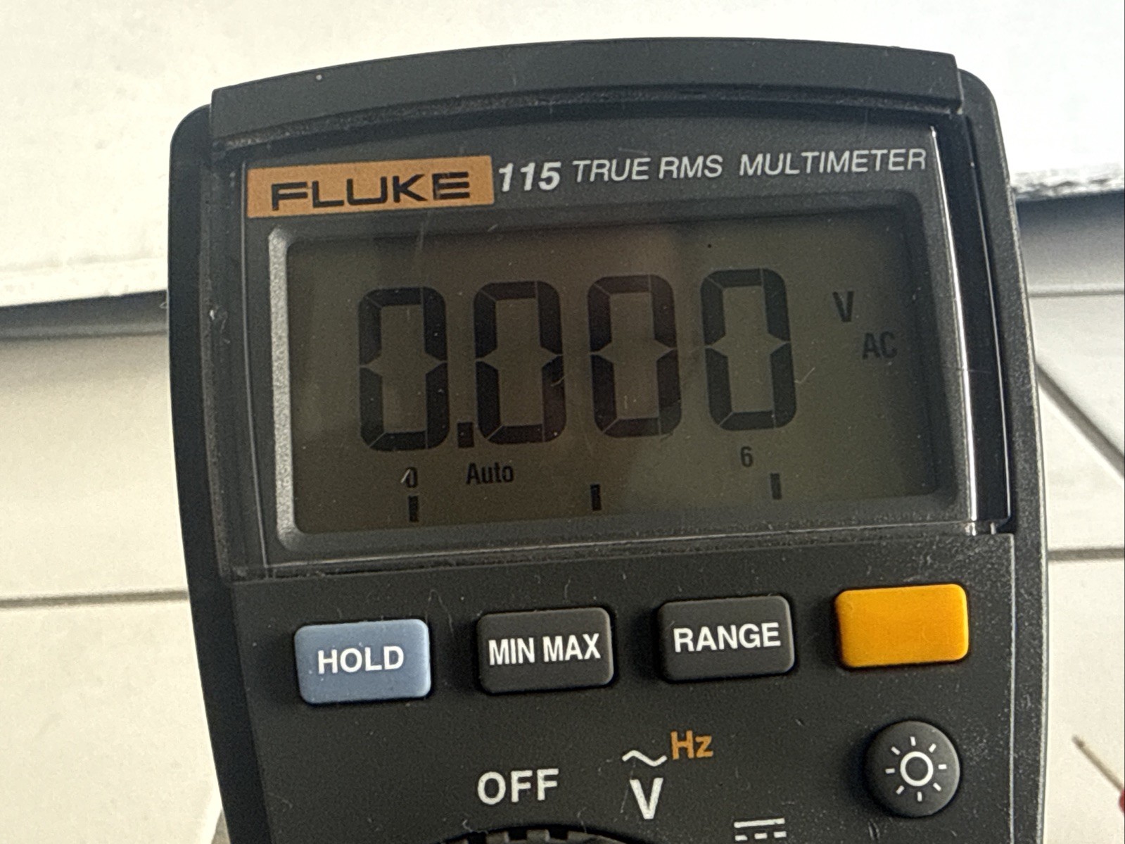 Fluke 115 True RMS Multimeter Leads 600V Cat III Ohms Range MV HZ Good