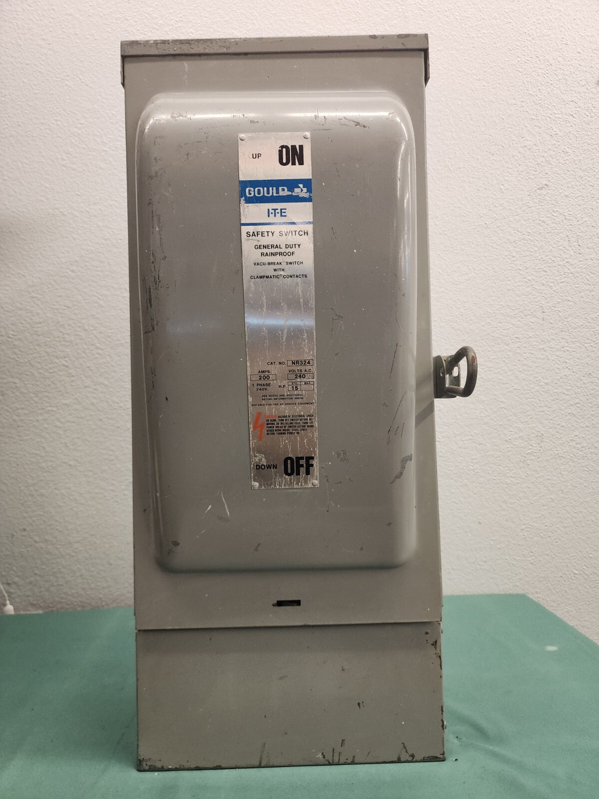 GOULD NR324 VACU-BREAK SWITCH WITH CLAMPMATIC CONTACTS 200 AMPS 1 PHASE 240 VAC
