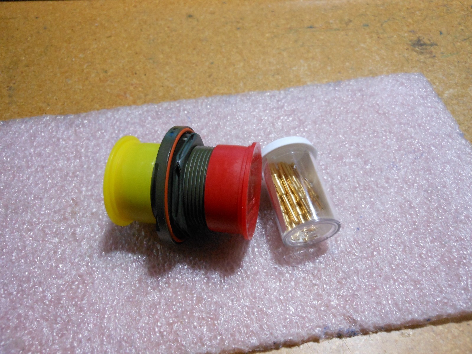 J-TECH CONNECTOR W/CONTACTS PART # MS3404D20-27D NSN: 5935-01-063-1797