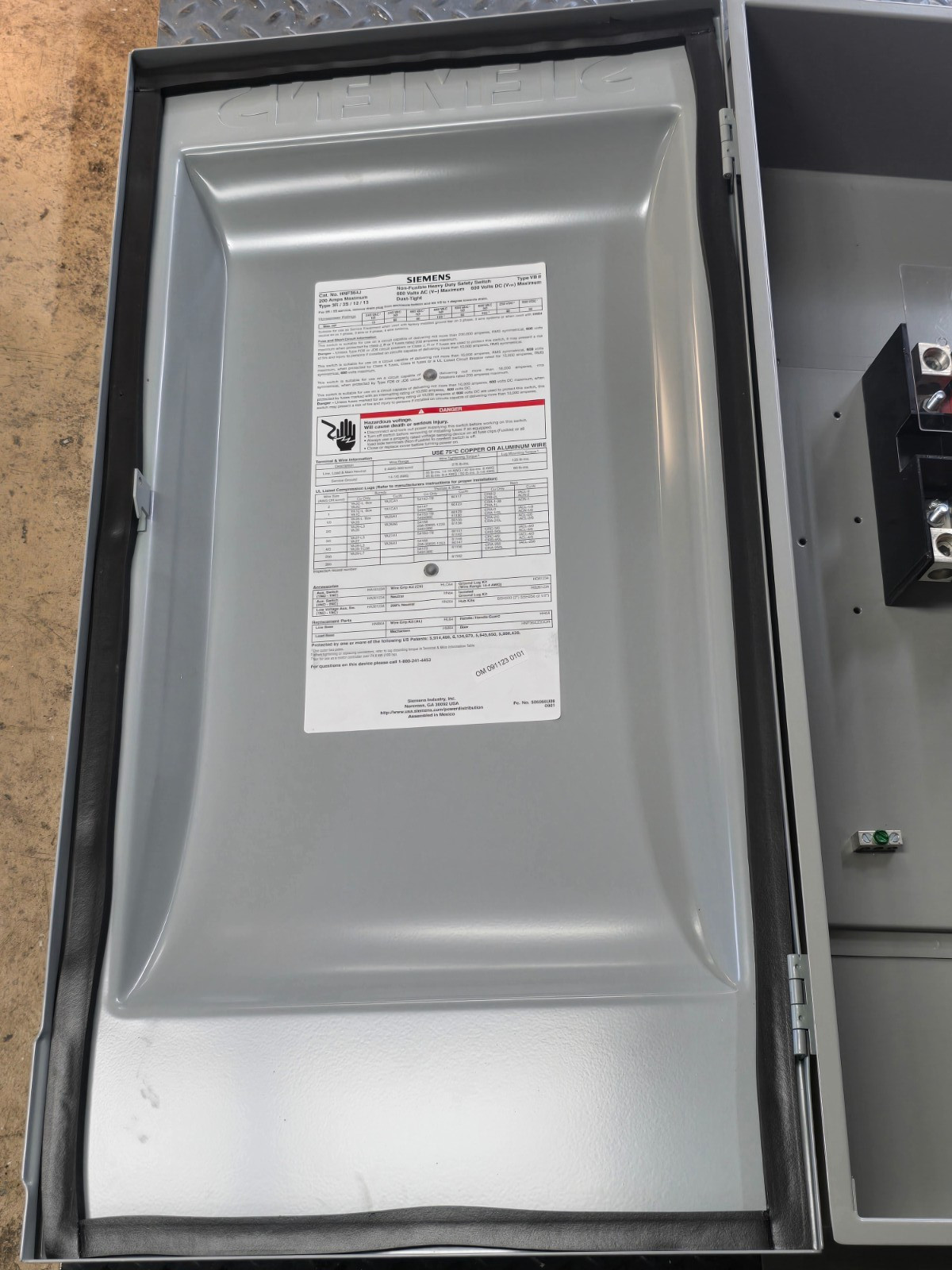 SIEMENS HNF364J, NON-FUSED HEAVY DUTY SAFETY SWITCH ,3p/200A/600V, NEW IN BOX!
