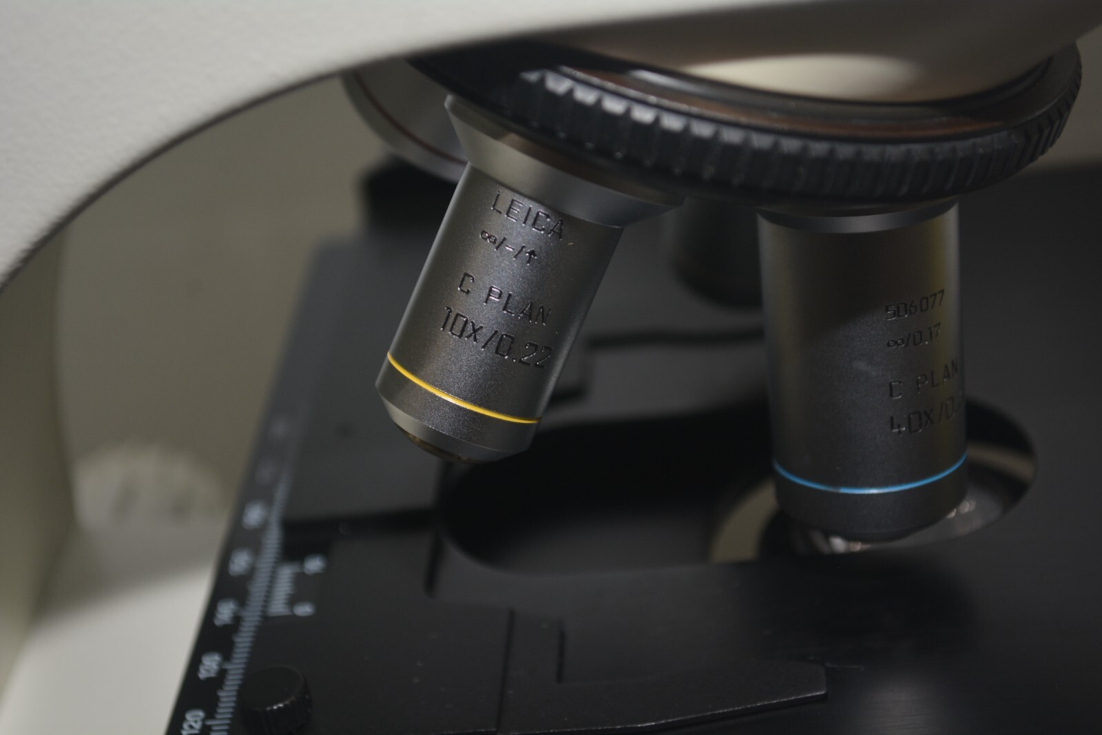 ^ Leica DME Upright Compound Microscope w/ 4x 10x 40x 100x Objectives #X1100